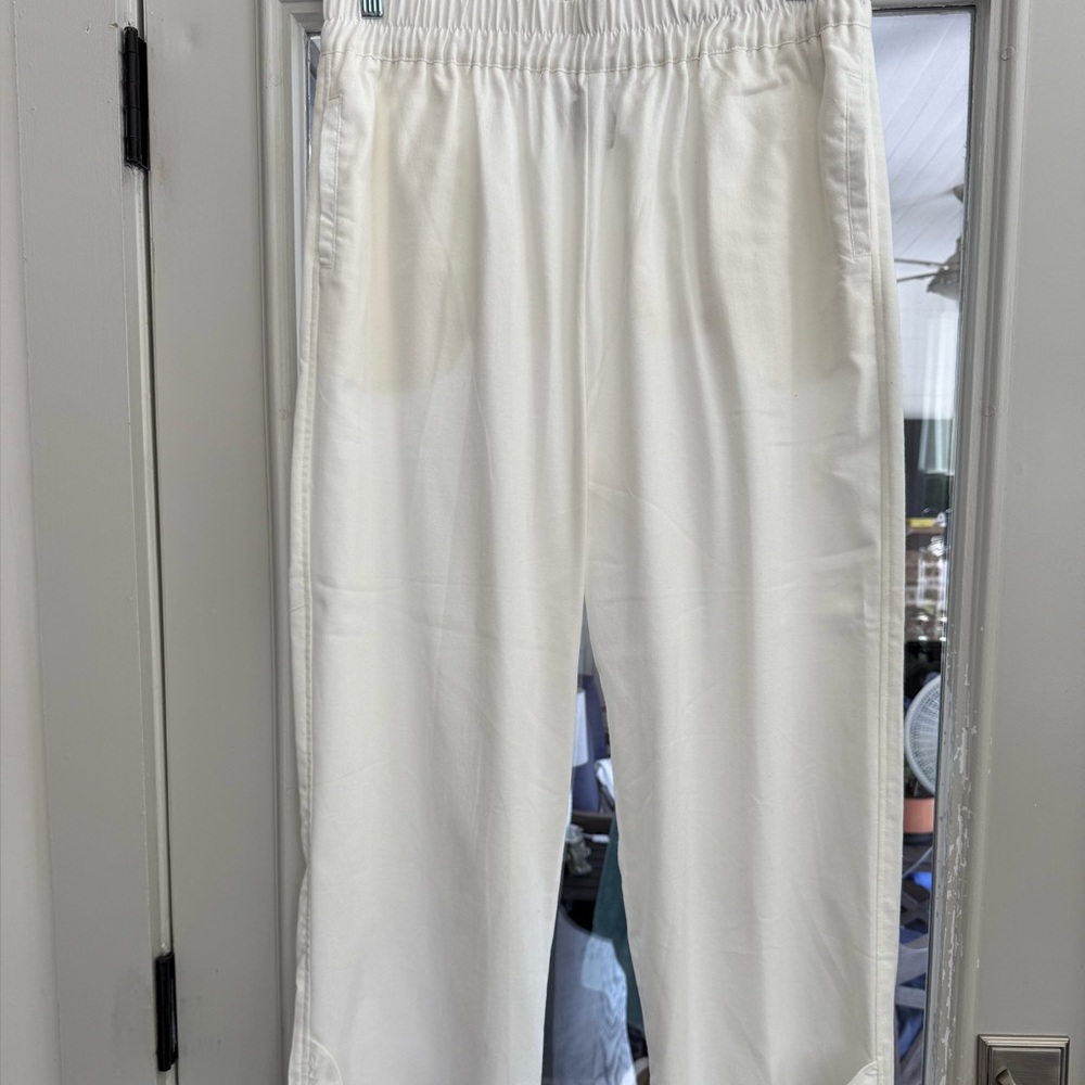 White Pants with Relaxed Fit and Breathable Fabric NWT